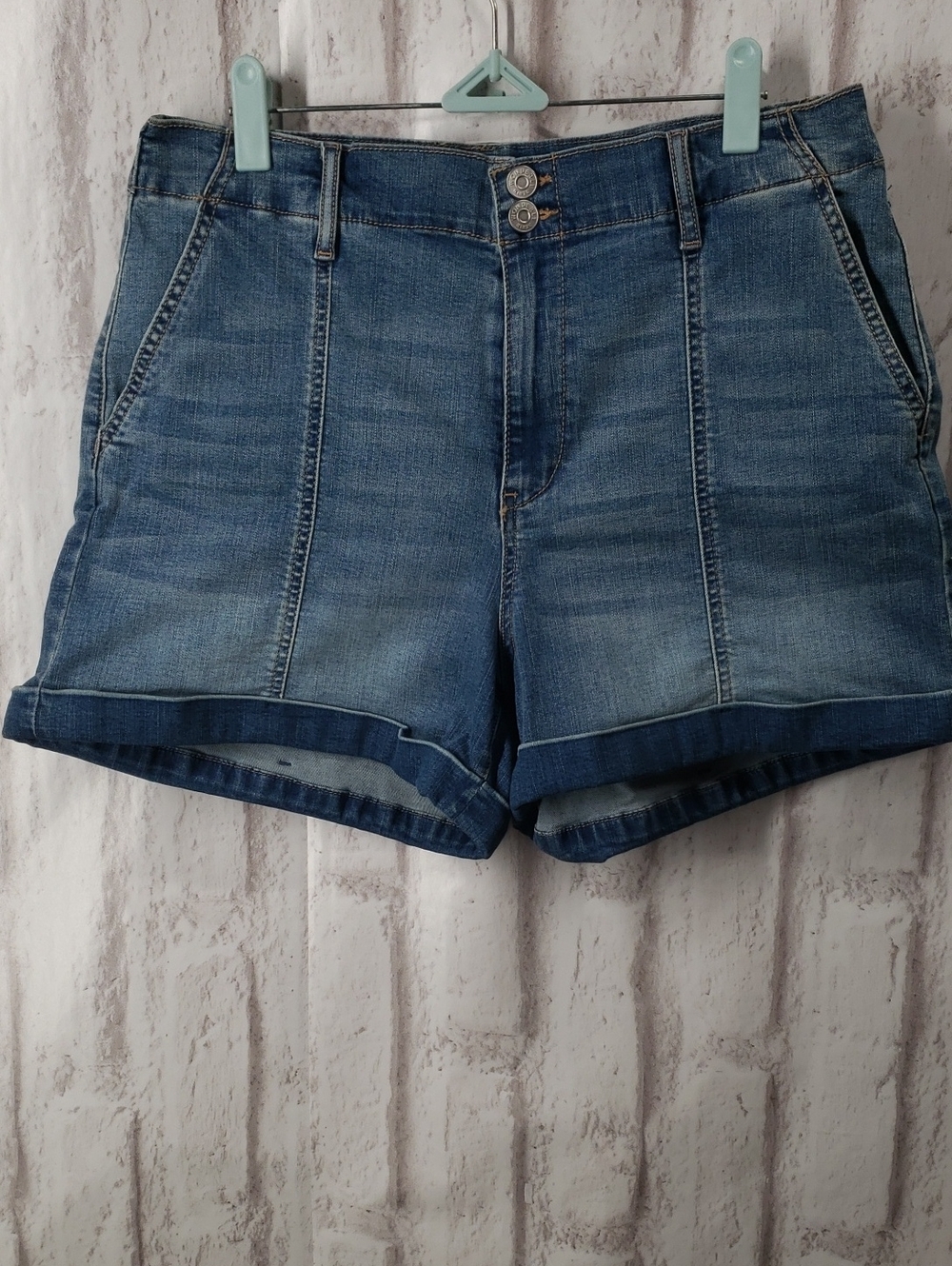 Wonderly High-Rise Roll-Hem Jean Shorts. Size 10 Front Side Pockets